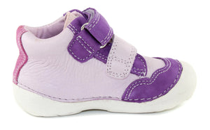 Premium quality first walker with genuine leather lining and upper in light purple with dark purple detail and pink flower. Thanks to its high level of specialization, D.D. Step knows exactly what your child’s feet need, to develop properly in the various phases of growth. The exceptional comfort these shoes provide assure the well-being and happiness of your child.