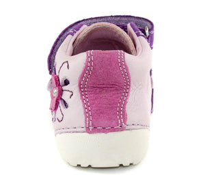 Premium quality first walker with genuine leather lining and upper in light purple with dark purple detail and pink flower. Thanks to its high level of specialization, D.D. Step knows exactly what your child’s feet need, to develop properly in the various phases of growth. The exceptional comfort these shoes provide assure the well-being and happiness of your child.