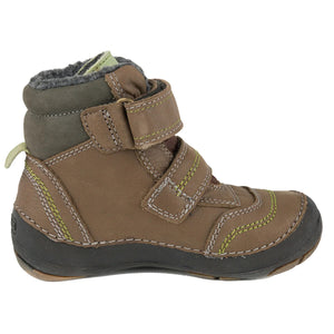 Premium quality high-top shoes with faux fur insulation and genuine leather upper in light brown color. Thanks to its high level of specialization, D.D. Step knows exactly what your child’s feet need, to develop properly in the various phases of growth. The exceptional comfort these shoes provide assure the well-being and happiness of your child.