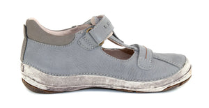 Premium quality closed toe sandals with genuine leather lining and upper in grey with brown wave and double velcro strap. Thanks to its high level of specialization, D.D. Step knows exactly what your child’s feet need, to develop properly in the various phases of growth. The exceptional comfort these shoes provide assure the well-being and happiness of your child.