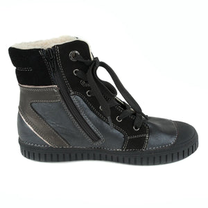 Premium quality high-top shoes with faux fur insulation and genuine leather upper in dark grey and black color with star. Thanks to its high level of specialization, D.D. Step knows exactly what your child’s feet need, to develop properly in the various phases of growth. The exceptional comfort these shoes provide assure the well-being and happiness of your child.
