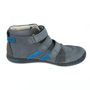 Premium quality high-top sneaker with genuine leather lining and upper grey with blue stripe. Thanks to its high level of specialization, D.D. Step knows exactly what your child’s feet need, to develop properly in the various phases of growth. The exceptional comfort these shoes provide assure the well-being and happiness of your child.