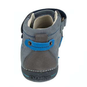 Premium quality high-top sneaker with genuine leather lining and upper grey with blue stripe. Thanks to its high level of specialization, D.D. Step knows exactly what your child’s feet need, to develop properly in the various phases of growth. The exceptional comfort these shoes provide assure the well-being and happiness of your child.