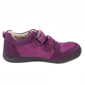 Premium quality shoes with genuine leather lining and upper in violet with double velcro strap. Thanks to its high level of specialization, D.D. Step knows exactly what your child’s feet need, to develop properly in the various phases of growth. The exceptional comfort these shoes provide assure the well-being and happiness of your child.