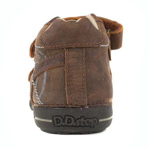 Premium quality high-top sneaker with genuine leather lining and upper brown with white stamp decor. Thanks to its high level of specialization, D.D. Step knows exactly what your child’s feet need, to develop properly in the various phases of growth. The exceptional comfort these shoes provide assure the well-being and happiness of your child.