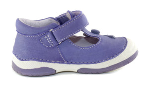 Premium quality dress shoes with genuine leather lining and upper in violet color with cute flower pattern and single strap. Thanks to its high level of specialization, D.D. Step knows exactly what your child’s feet need, to develop properly in the various phases of growth. The exceptional comfort these shoes provide assure the well-being and happiness of your child.