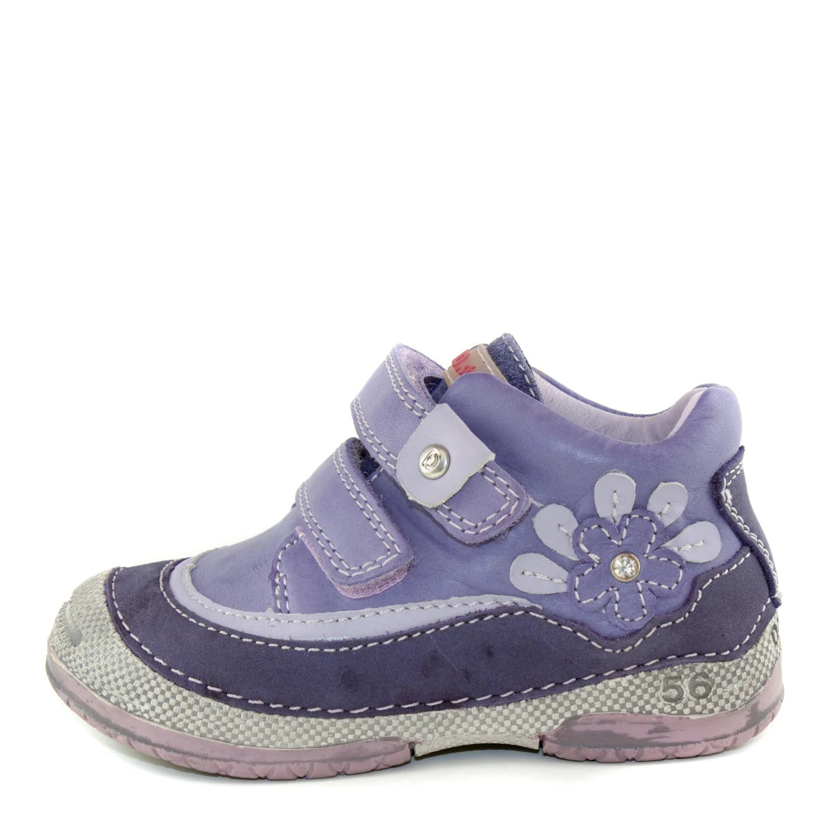 Premium quality first walker with genuine leather lining and upper in violet with flower. Thanks to its high level of specialization, D.D. Step knows exactly what your child’s feet need, to develop properly in the various phases of growth. The exceptional comfort these shoes provide assure the well-being and happiness of your child.