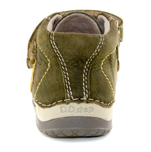 Premium quality first walker with genuine leather lining and upper in khaki with yellow and orange star on the side. Thanks to its high level of specialization, D.D. Step knows exactly what your child’s feet need, to develop properly in the various phases of growth. The exceptional comfort these shoes provide assure the well-being and happiness of your child.