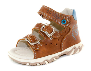 Premium quality first walker sandals with genuine leather lining and upper in brown color and buckles. Thanks to its high level of specialization, D.D. Step knows exactly what your child’s feet need, to develop properly in the various phases of growth. The exceptional comfort these shoes provide assure the well-being and happiness of your child.